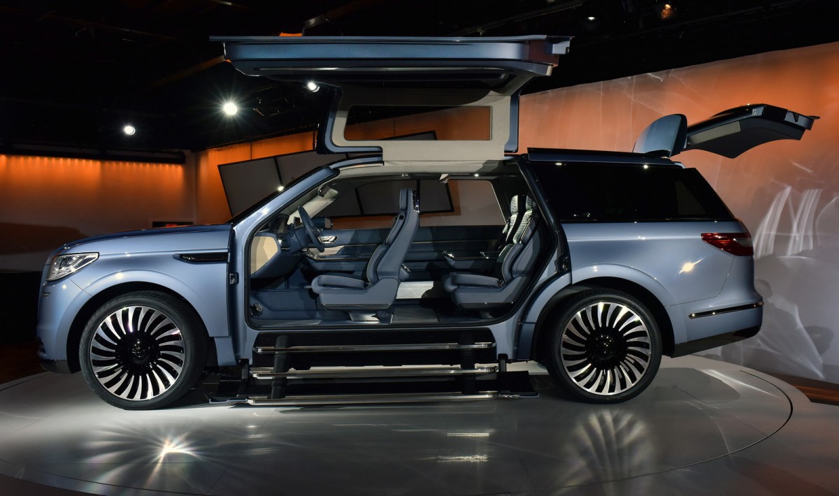 NEW YORK, March 23, 2016 â Lincoln today reveals the Navigator Concept, introducing quiet luxury to full-size SUVs and offering a glimpse at what comes next for the brandâs best-known nameplate. Lincoln invented the large luxury SUV in 1997, and now is reimagining Navigator for modern clients interested in better performance, more space and further refinement. Lincolnâs design team drew inspiration from luxury sailboats and yachts when designing the new concept. This influenced everything from the clean, modern lines and Storm Blue paint on the exterior that mimics the grays and blues of sea and sky, to the teak finishes, custom gear and wardrobe management system found inside. The Navigator Concept is engineered to provide drivers peace of mind. It features a 3.5-liter twin-turbo V6 engine delivering more than 400 horsepower and smart new technologies to make this SUV even more sure-footed on different road surfaces and in changing weather conditions. Photo by: Sam VarnHagen
